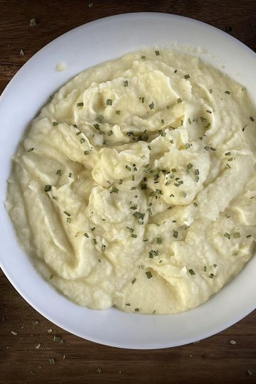 mashed potatoes with chives on cutting board